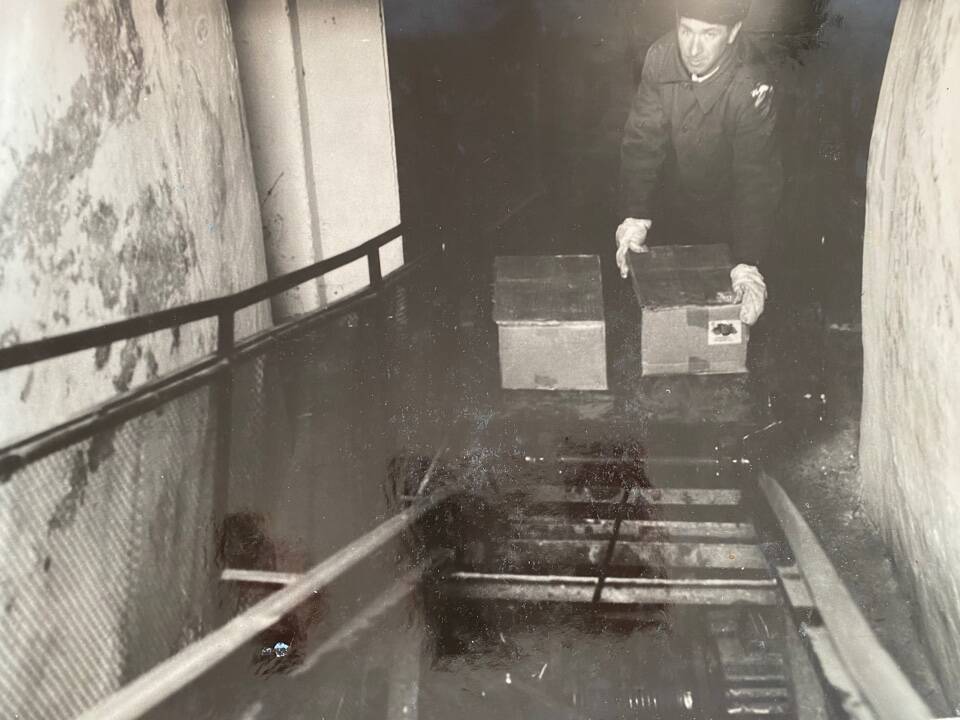 Фото чёрно-белое из альбома Механизация трудоёмких процессов в ОРСе в 1974 году. Использование наклонного подъёмника.