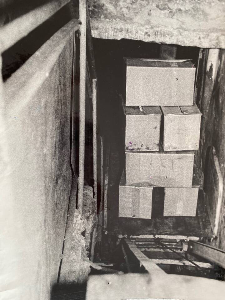 Фото чёрно-белое из альбома Механизация трудоёмких процессов в ОРСе в 1974 году. Применение наклонного подъёмника в магазине № 18.