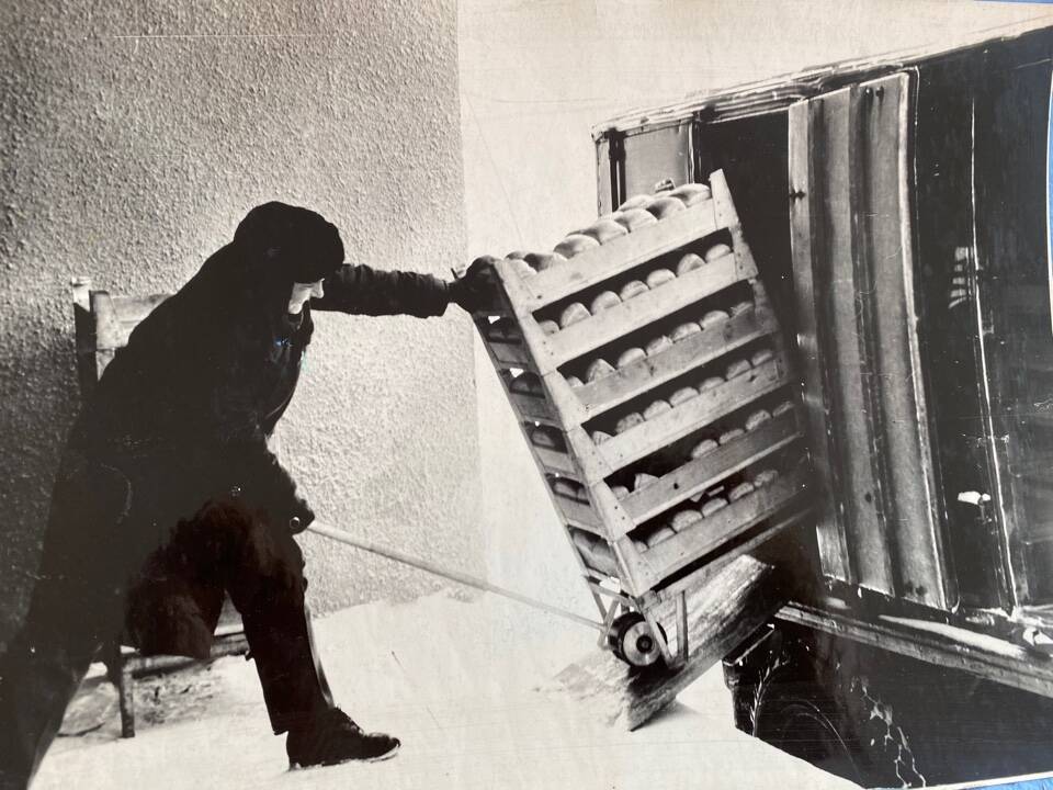 Фото чёрно-белое из альбома Механизация трудоёмких процессов в ОРСе в 1974 году. Разгрузка хлебобулочных изделий в магазине № 34.