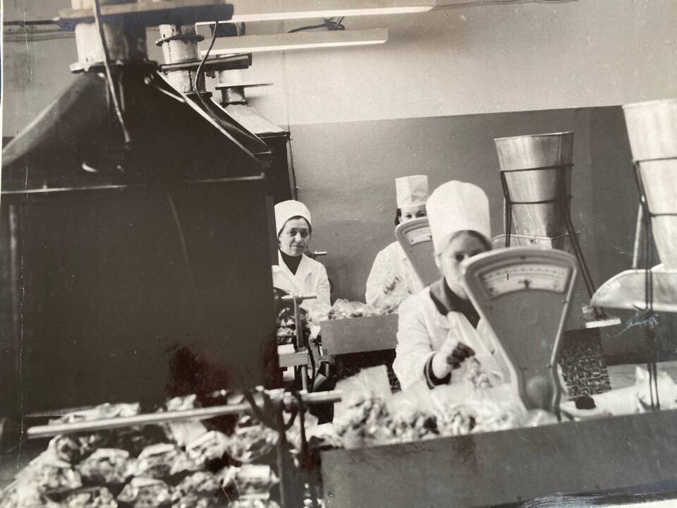 Фото чёрно-белое из альбома Механизация трудоёмких процессов в ОРСе в 1974 году. Цех фасовки кондитерских изделий.