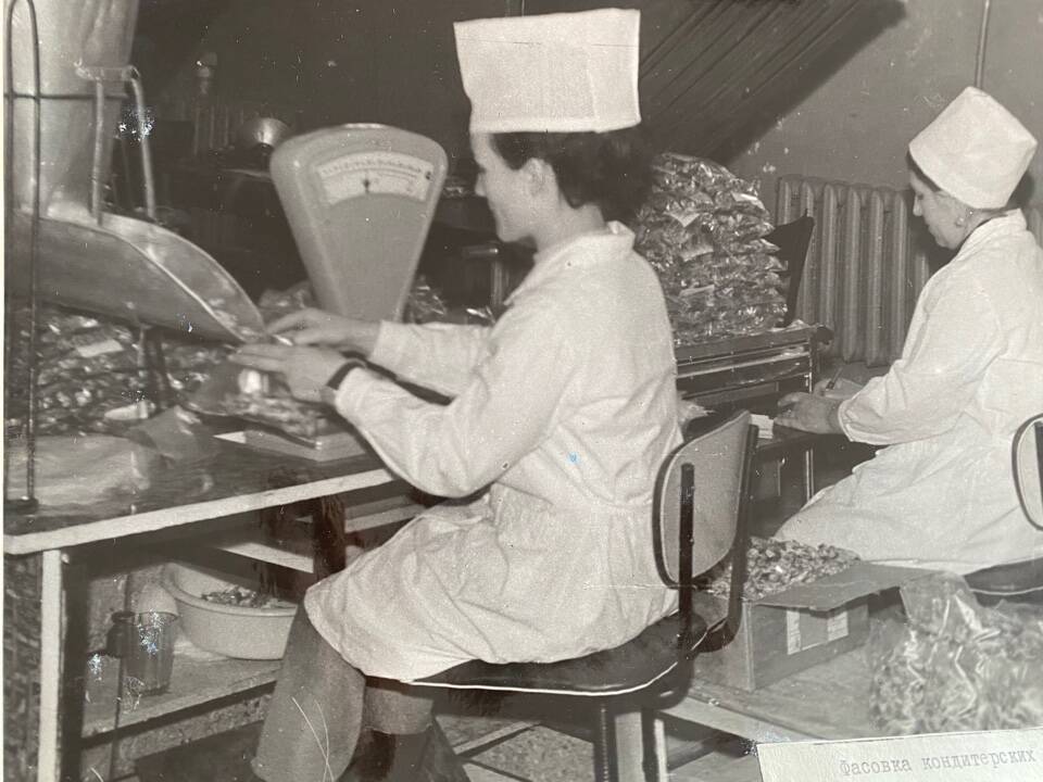 Фото чёрно-белое из альбома Механизация трудоёмких процессов в ОРСе в 1974 году. Фасовка кондитерских изделий.