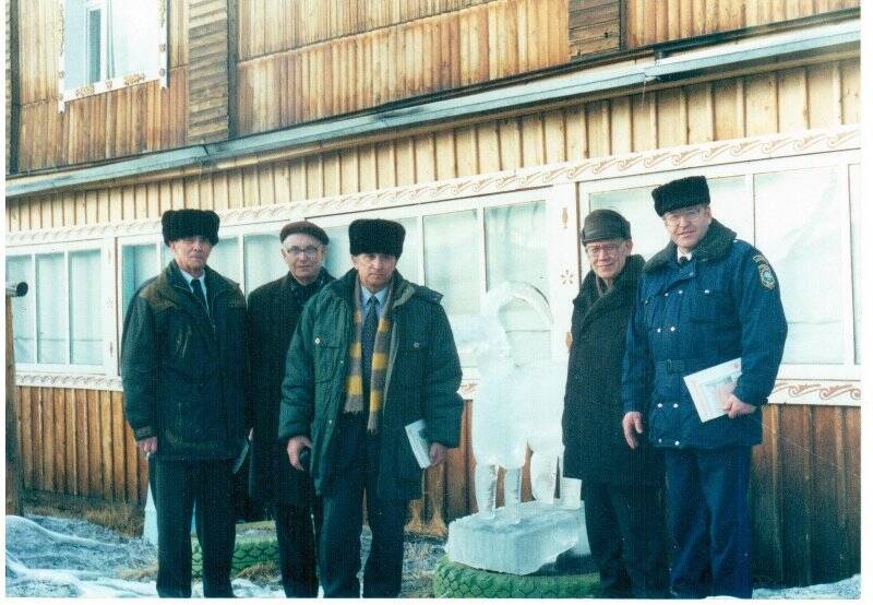 Фотография. Геологи ЯнГРЭ после посещения музея в дни празднования 60-летия ЯнГРЭ. 29 марта 2001 г., г.Верхоянск.