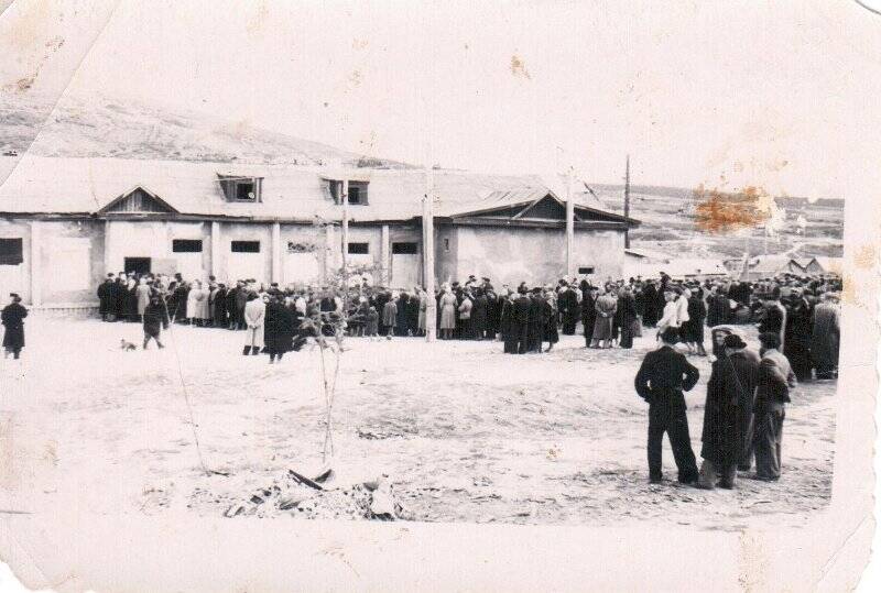 Фотография. Похороны шахтеров шахты «Капитальная» рудника Эге-Хая после пожара, 1959 г.