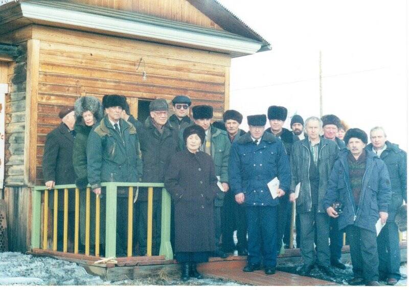 Фотография. Геологи ЯнГРЭ с Кириллиной В.З. после посещения музея в дни празднования 60-летия ЯнГРЭ. 29 марта 2001 г., г.Верхоянск.