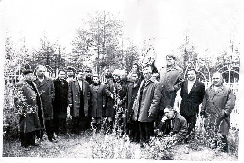 Фотография. Посещение могилы 16 шахтеров, погибших в результате пожара на шахте «Капитальная» п.Эге-Хая в 1959 г.