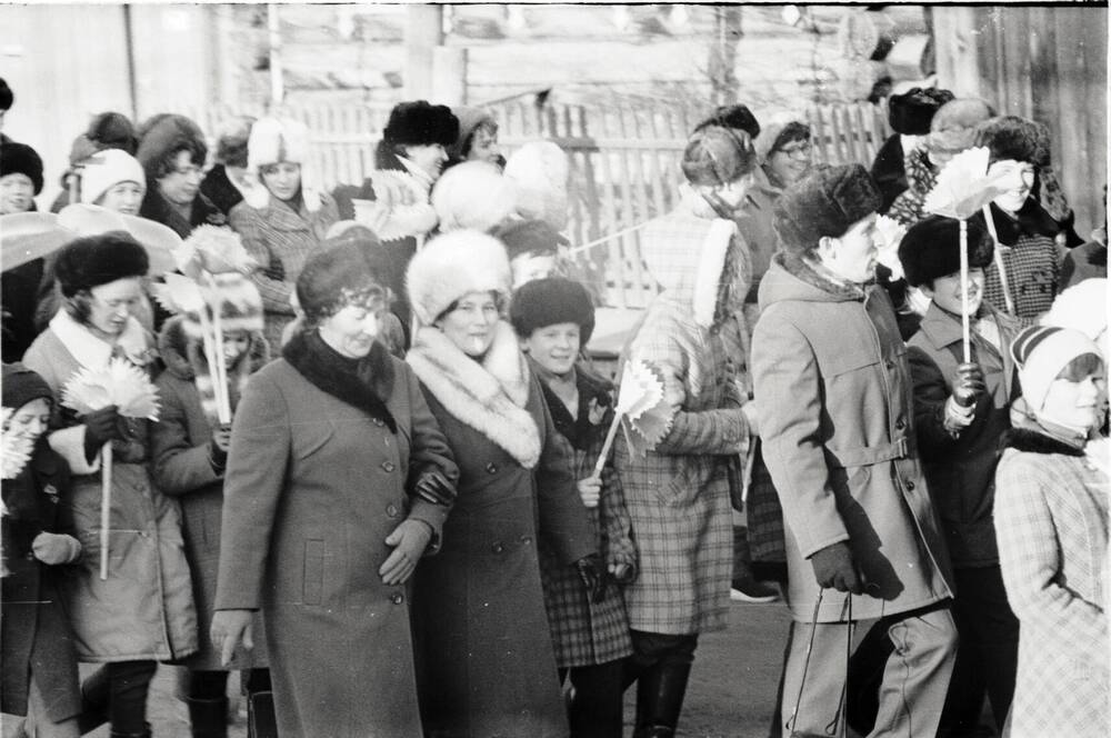 Негатив. Фотоплёнка Митинг. с. Кежма, 7 ноября 1983г.