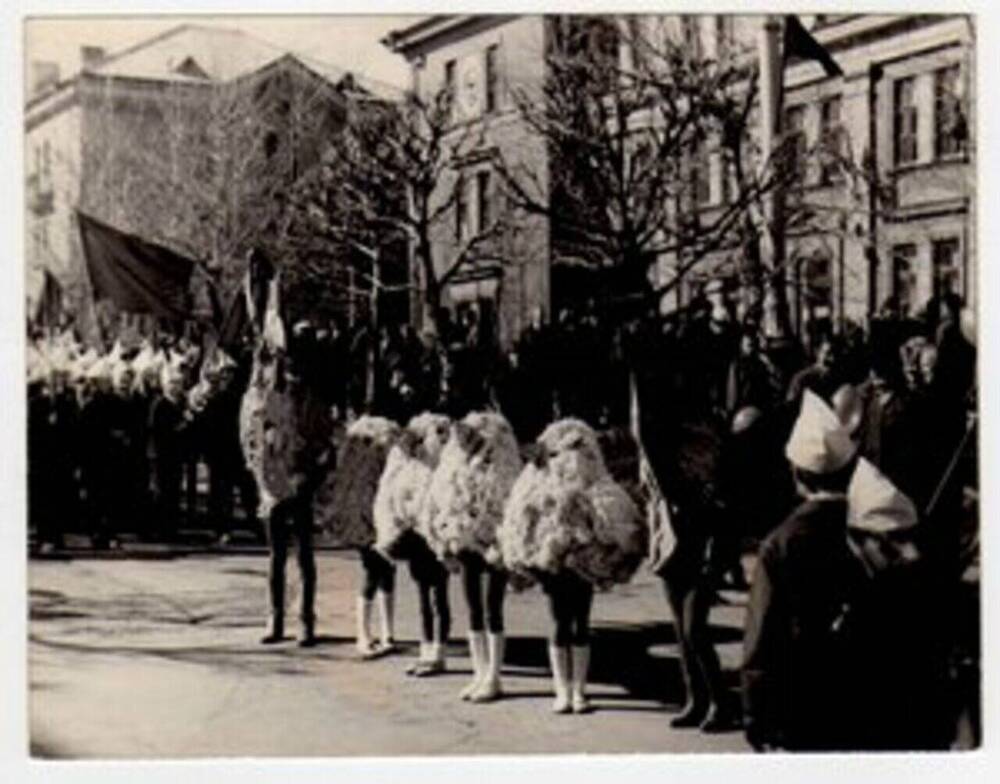 Фотография. Демонстрация учащихся школы №57 в праздничном шествии 1 мая.
