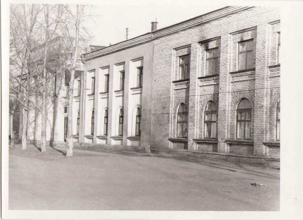 Фото. Здание Сенгилеевского райисполкома и горсовета.