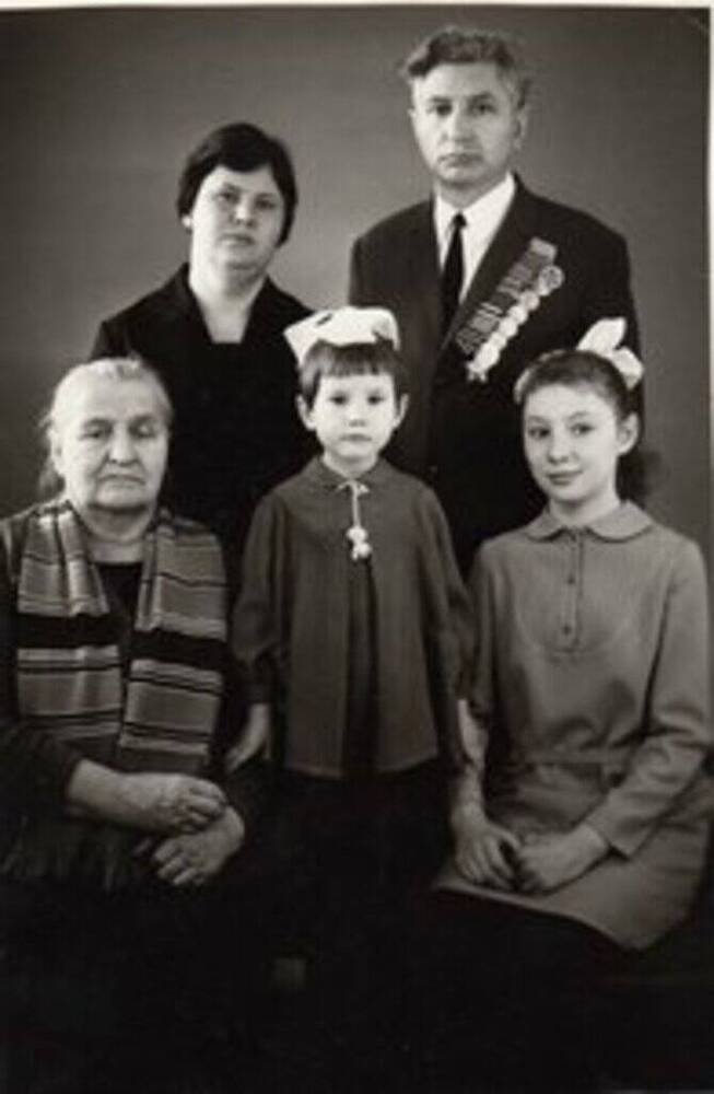 Фотография. Демаков Анатолий Егорович с семьей.