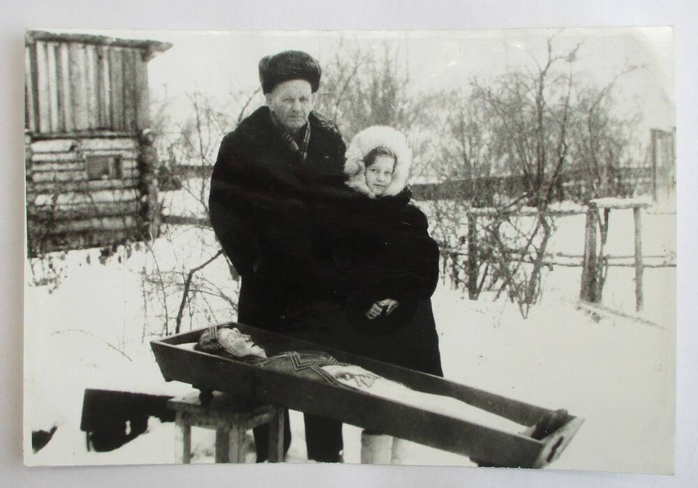 Фотография. Панкратов Борис Николаевич с внучкой Машей.