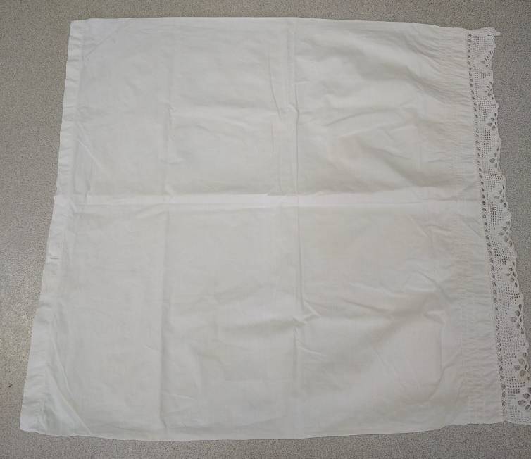Наволочка из х/б ткани, белого цвета декорирована вышивкой.1975 год.