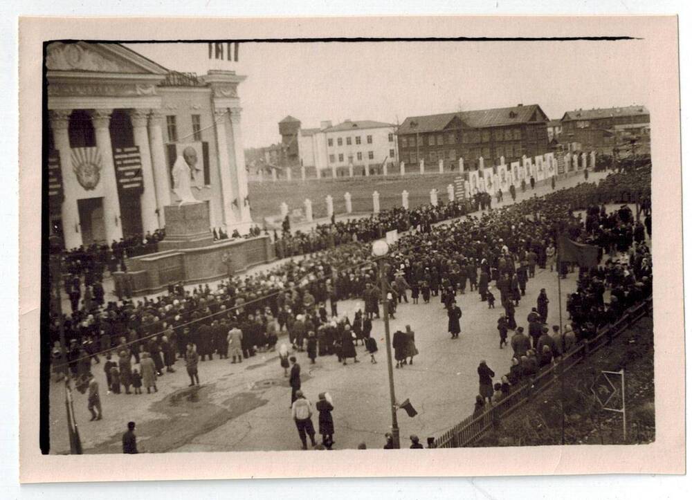 Фотография. Сбор жителей на митинг, посвященный открытию памятника В.И. Ленину