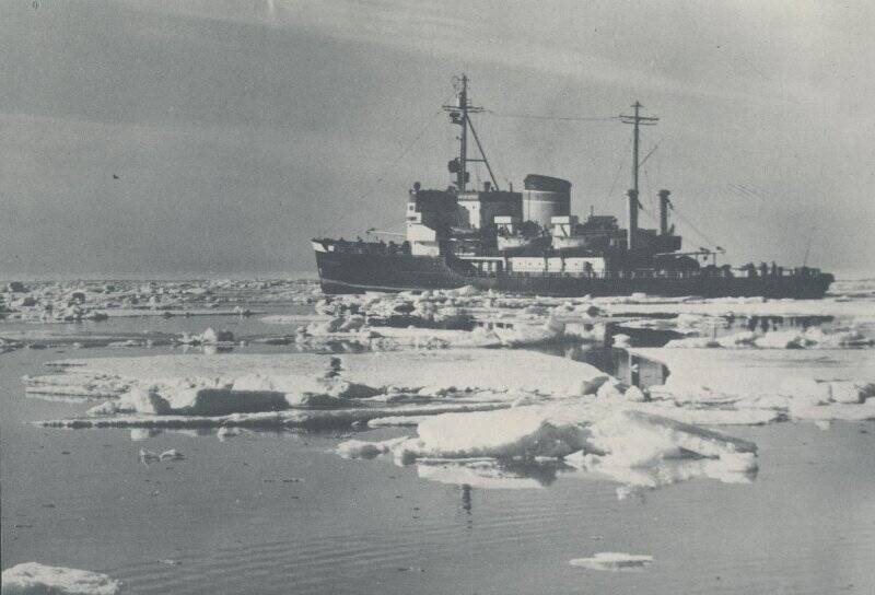 Фотография. Л/к Капитан Белоусов в разреженном льду моря Лаптевых.
