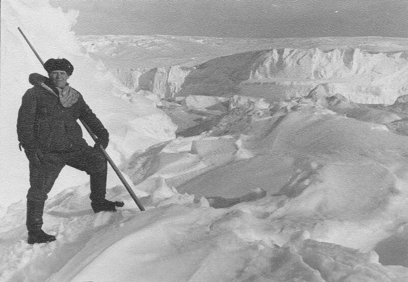 Фотография. Метеоролог, полярный исследователь Н. Т. Черниговский среди торосов на льду Арктического бассейна. ВВЭ Север.