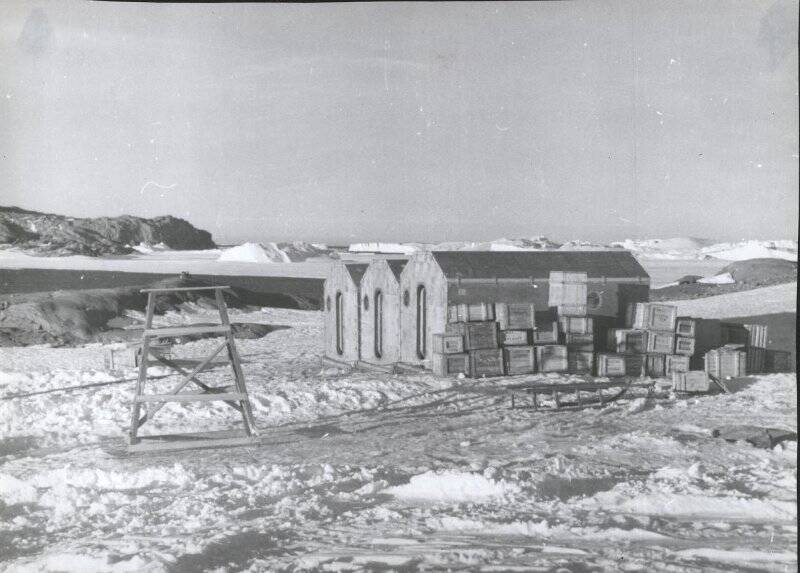 Фотография. Первые сборные домики ПДШ на берегу моря Дейвиса. Антарктида. 1-я САЭ.