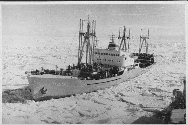 Фотография. Т/х Андомалес в сплошном сжатом льду Карского моря.