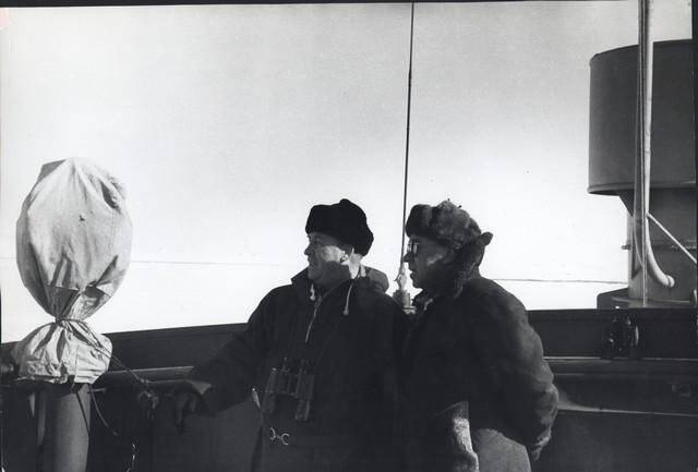Фотография. Капитан д/э Лена А. И. Ветров  и летчик И.П.Мазурук на ходовом мостике судна.  2-я САЭ .