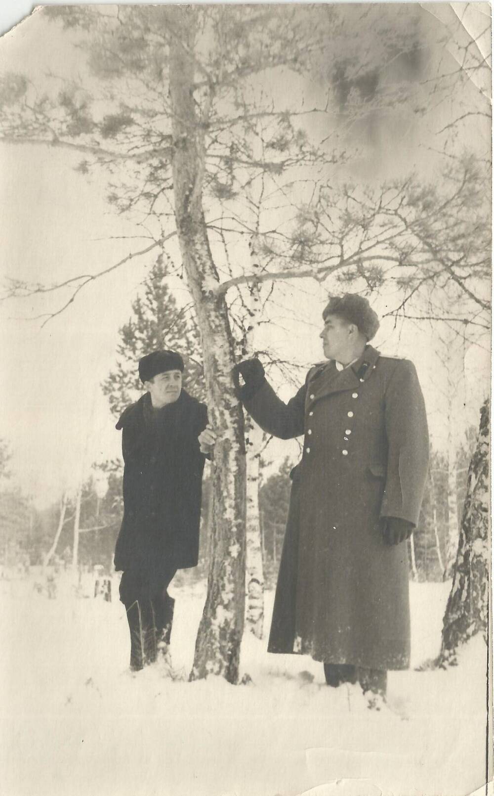 Фотография Д.А. Ильментьев с другом возле дерева в зимней одежде