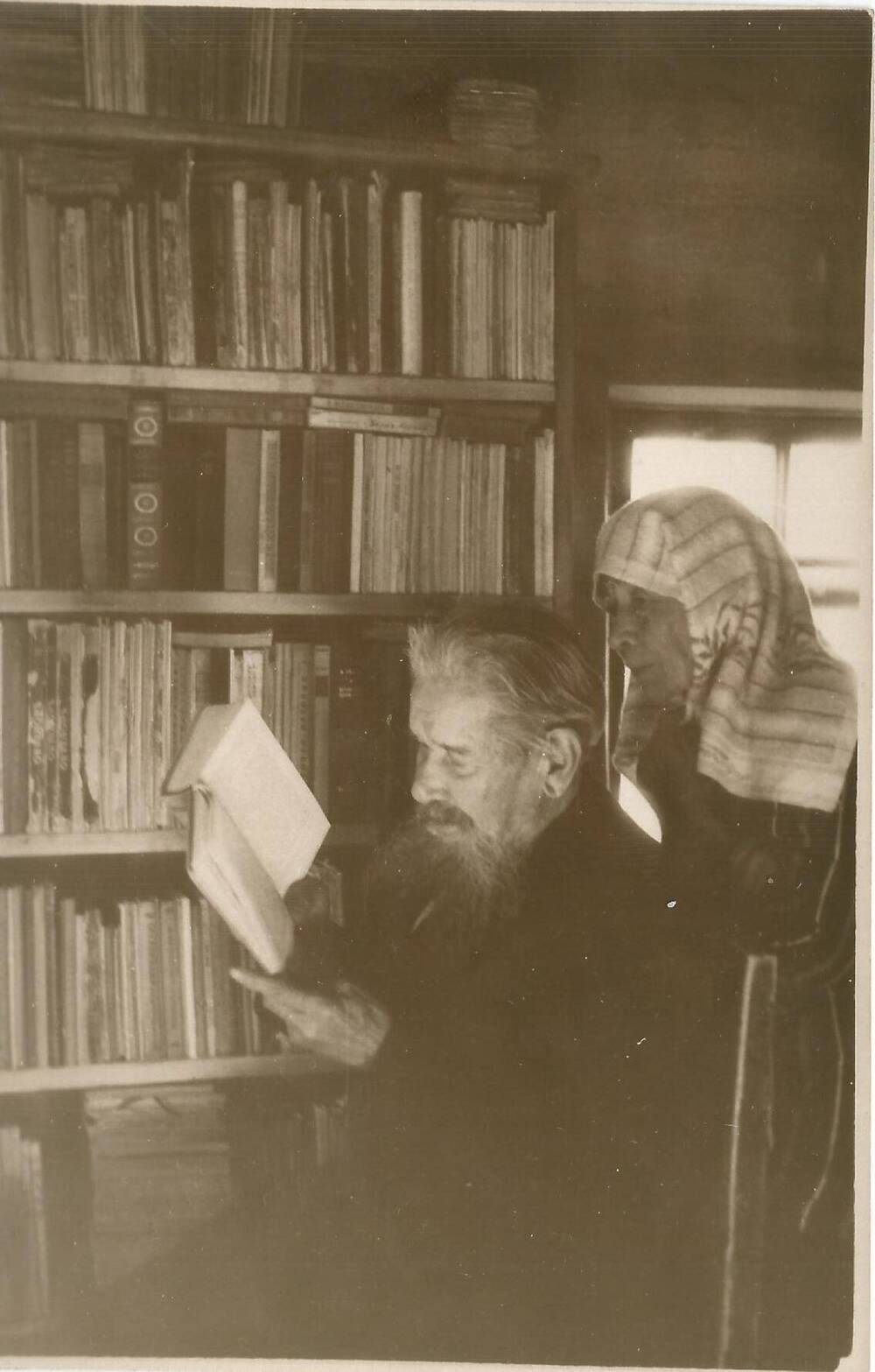 Фотография Отец и мать Д.А. Ильментьева в домашней библиотеке