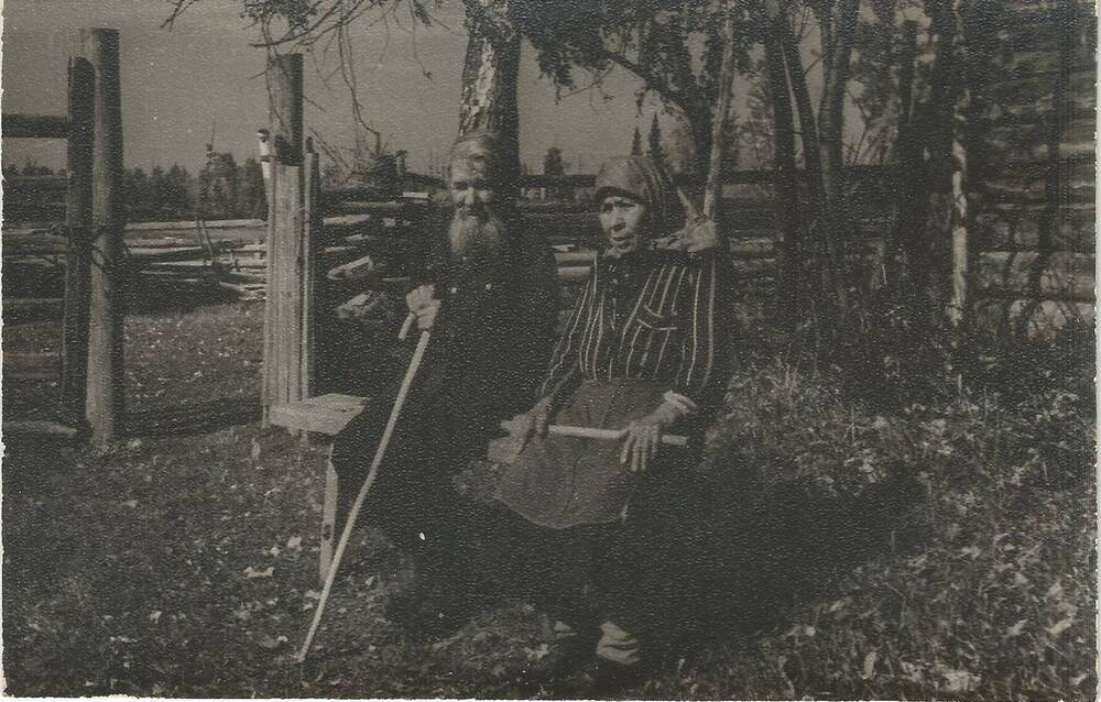 Фотография Отец и мать Д.А. Ильментьева возле дома на скамеечке