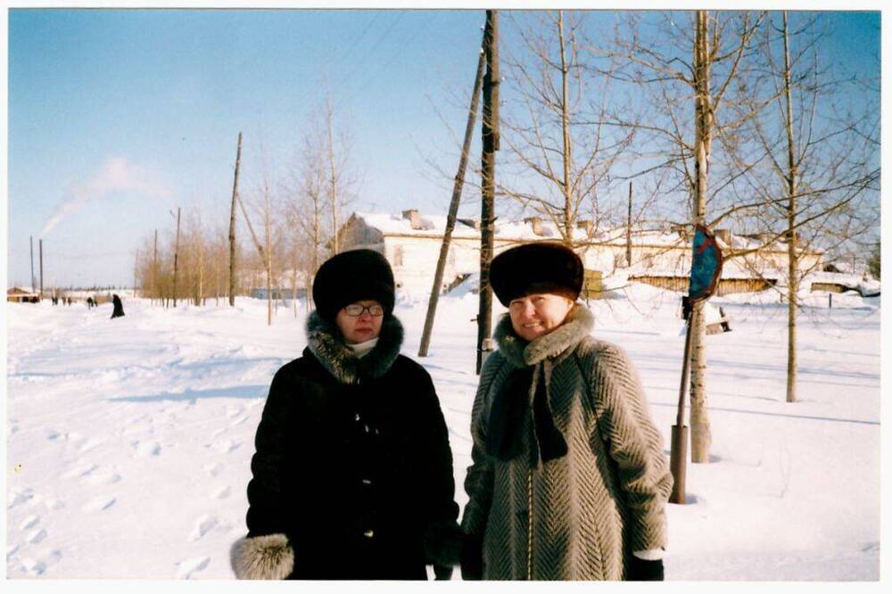 Фото цветное, групповое Канева Г. М. и Афанасьева Т. Г., п. Озерный, Печорский район, 2003 г.