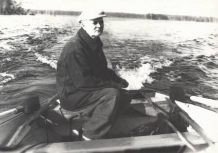 Фотография. Матвеев П.Д. в лодке на корме у мотора. 1979 г.