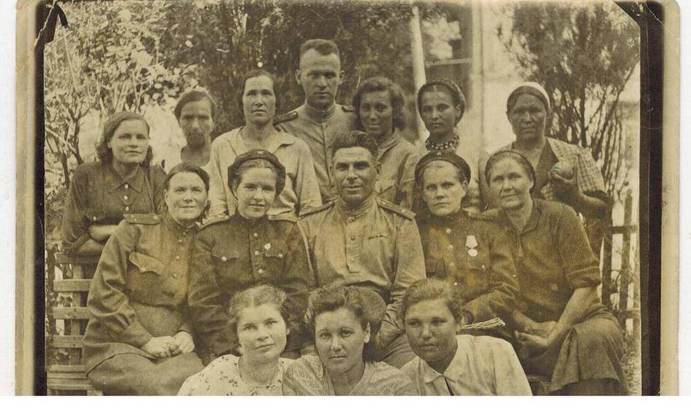 Симферополь 1944 года. Коллективное фото военных.