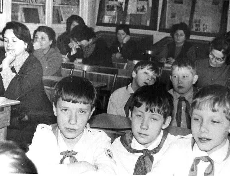 Фото: учащиеся 5 «А» класса Кушвинской средней школы №10, Баранов Александр Генлиевич впереди, в середине троих