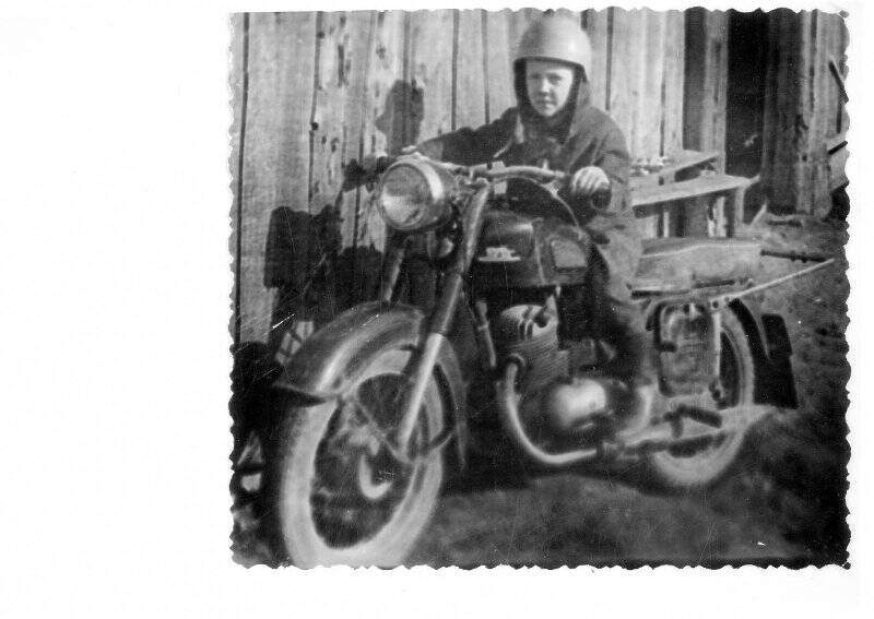 Фото: Баранов Саша на папином мотоцикле г. Кушва, 6 л.