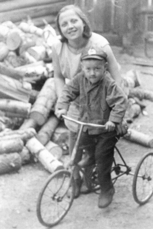 Фото: Баранов Саша с мамой катается на 3-х колесном велосипеде, 3 г., г. Кушва
