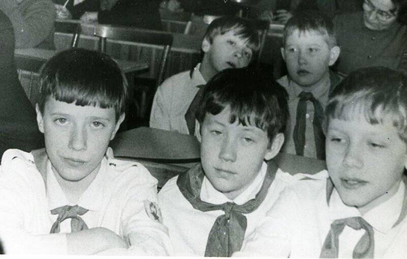 Фото: учащиеся 5 «А» класса Кушвинской средней школы №10, 2 ряда, впереди в середине троих Баранов Александр Генлиевич
