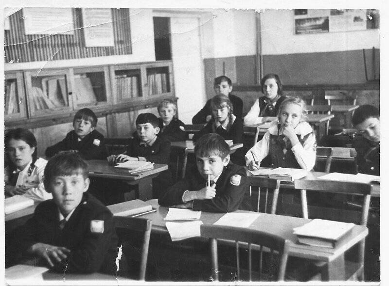 Фото: учащиеся 6 «А» класса Кушвинской средней школы №10, Баранов Александр Генлиевич на 1-м ряду