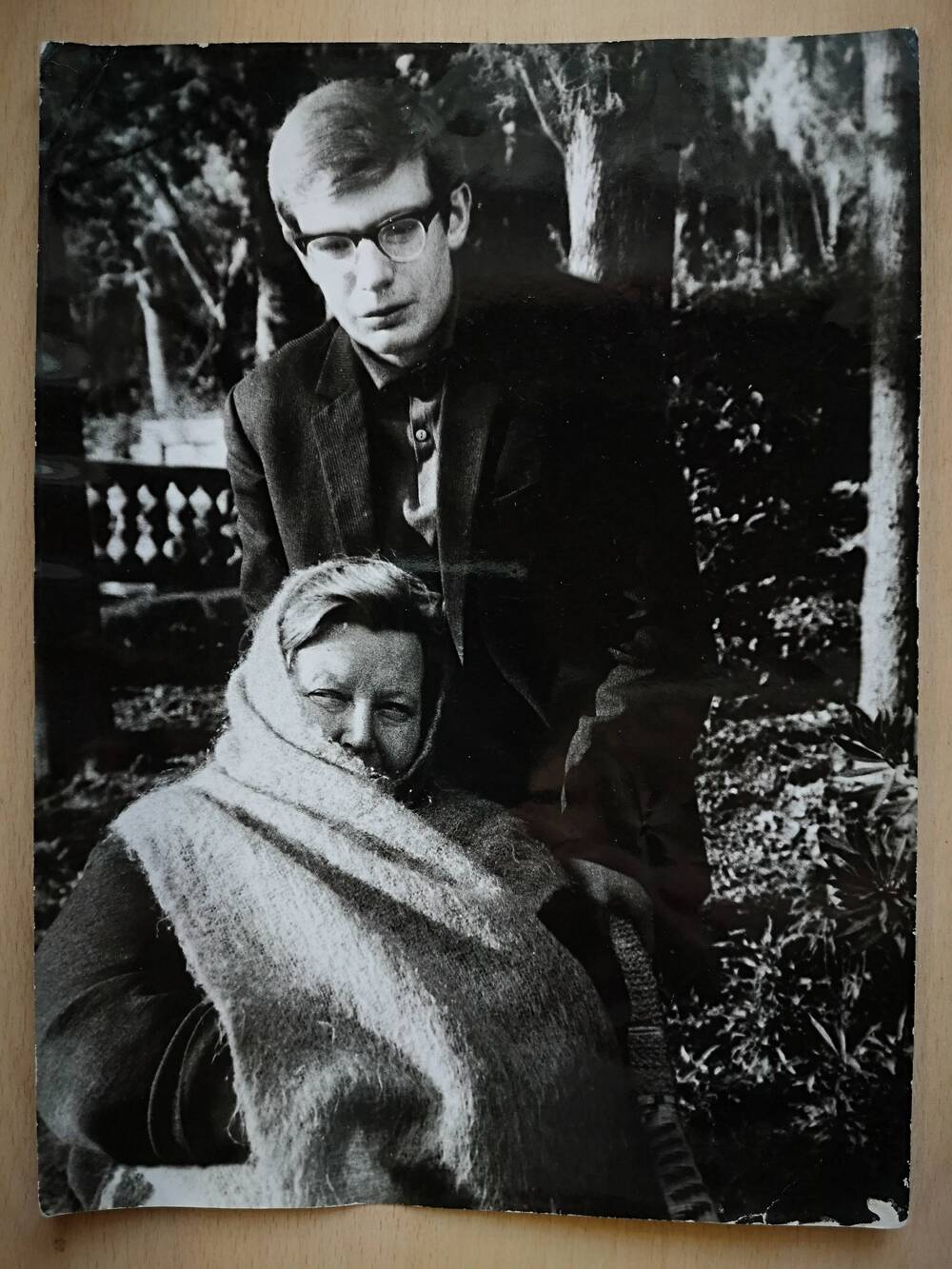 Фотография. Т.А. Паустовская с сыном Алешей.