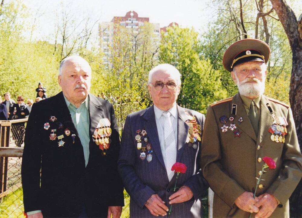 Фото ветеранов. слева направо Ушацкий Евгений Иосифович, Корягин Константин Федорович, Шляков Константин Иванович