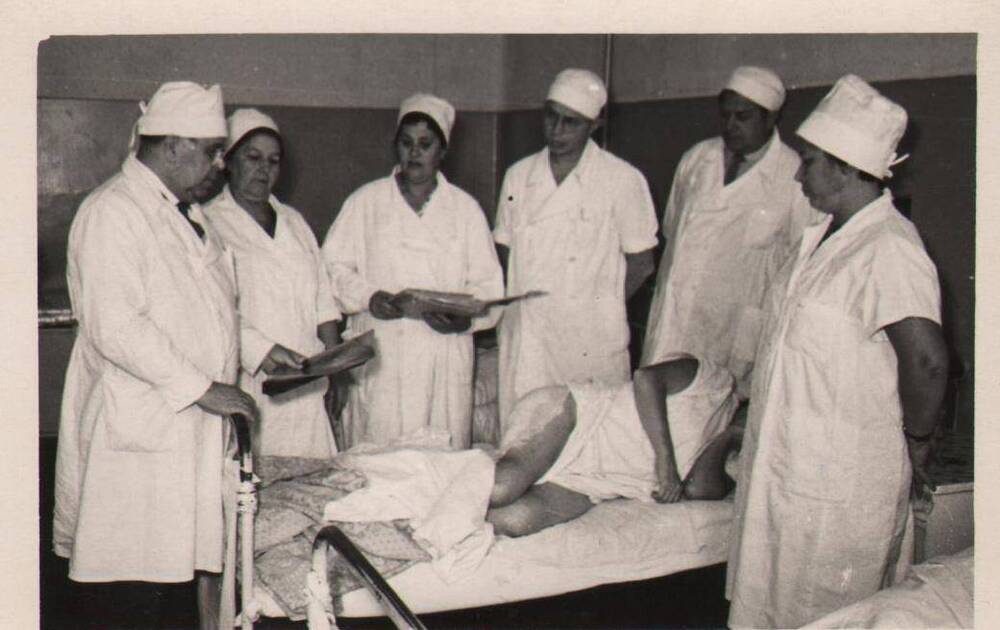 Фото.
Ортопедическая клиника. Обход проф. В.С. Юрова с врачами.  Астрахань, октябрь, 1968 г.