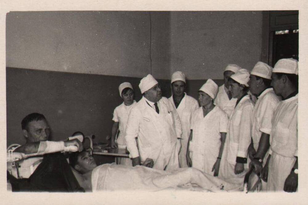 Фото.
Профессор В.С. Юров со студентами на обходе. Ортопедическая клиника. Астрахань. Октябрь, 1968 г.
