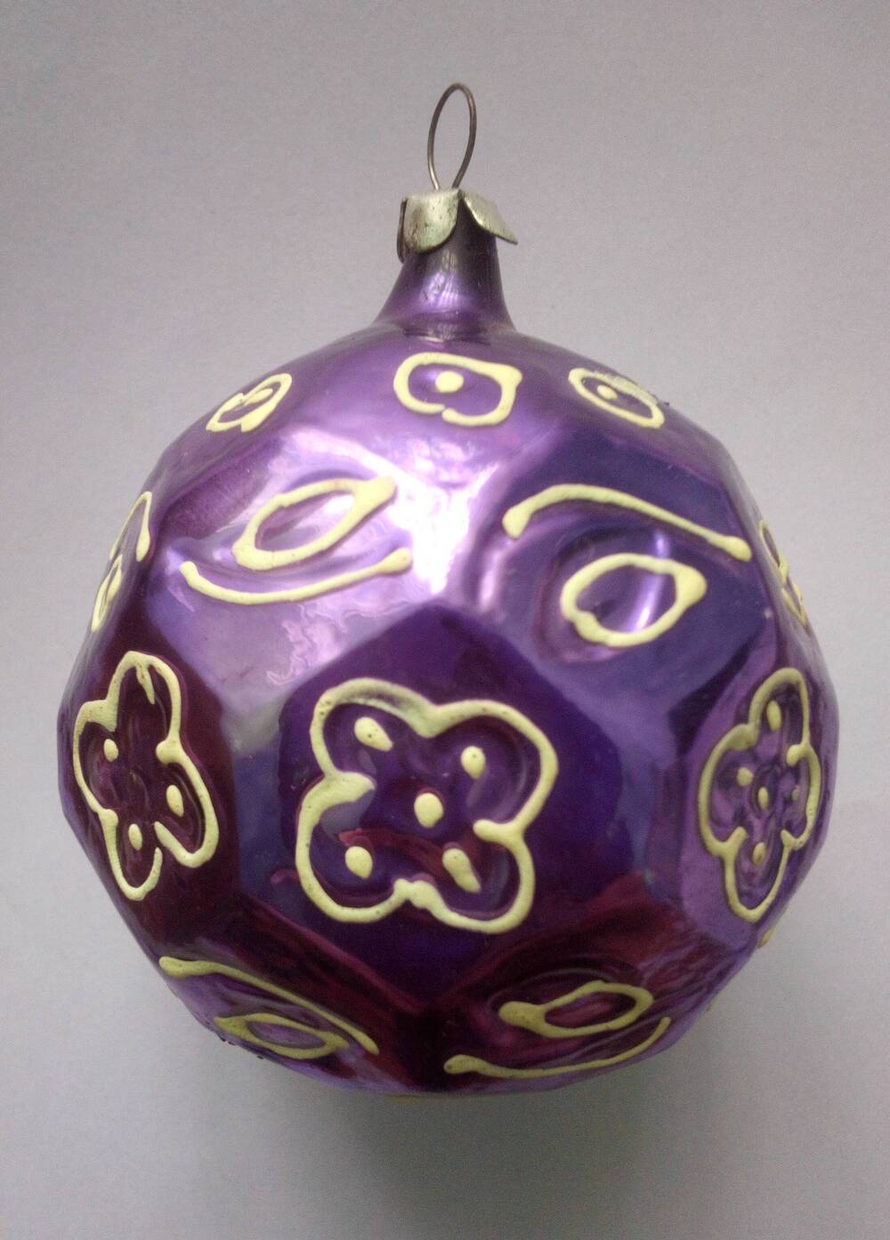 Ёлочная игрушка. Шар ребристый, фиолетовый. Из коллекции ёлочных игрушек. 1950-60 гг.