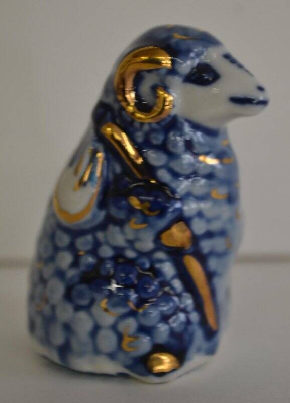 Статуэтка фарфоровая «Синяя овца с узелком».