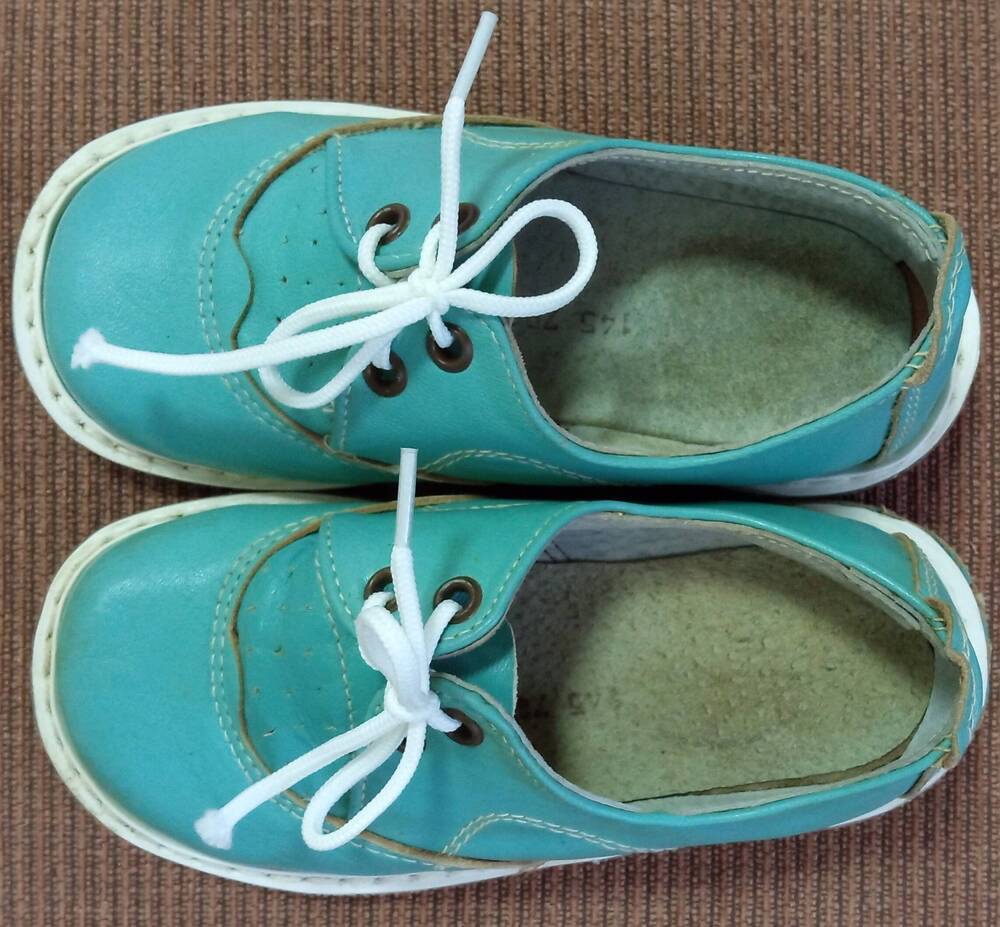 Туфли детские светло-зеленого цвета, ясельного возраста.
