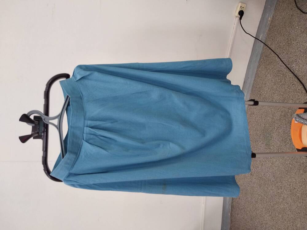 Юбка  от костюма  женского летнего  из синтетического материала голубого цвета.