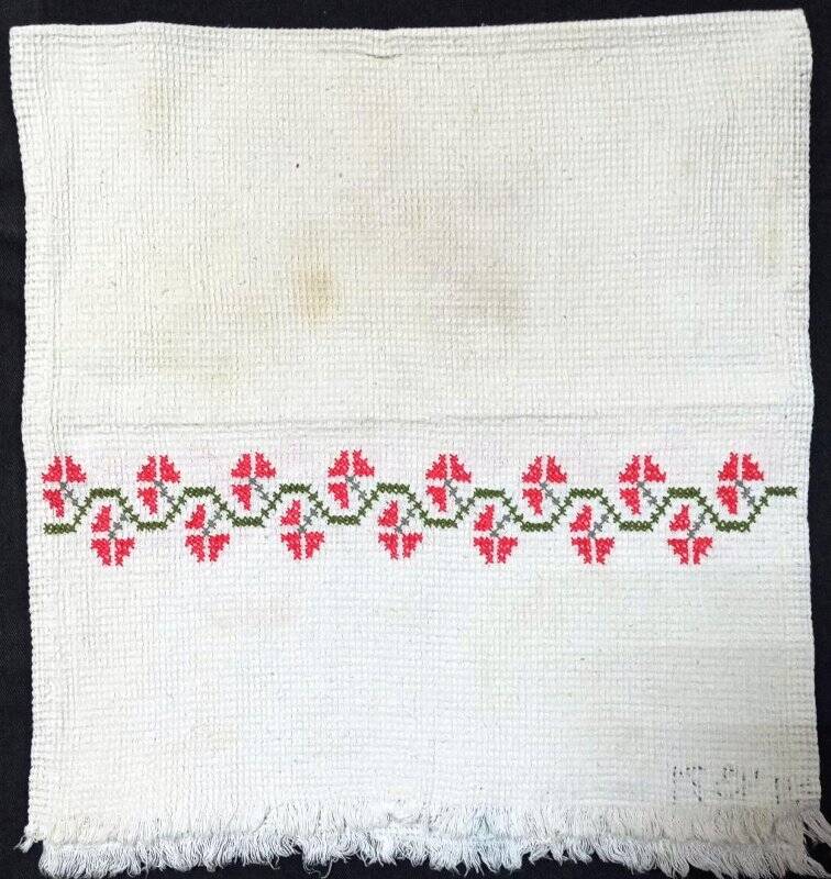 Полотенце х/б вафельное, вышитое  болгарским крестом (цветы - гвоздики)