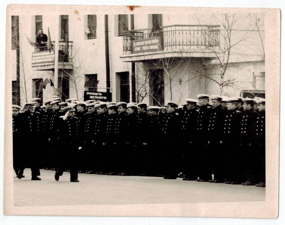 Фотография. Парад моряков на площади Строителей
