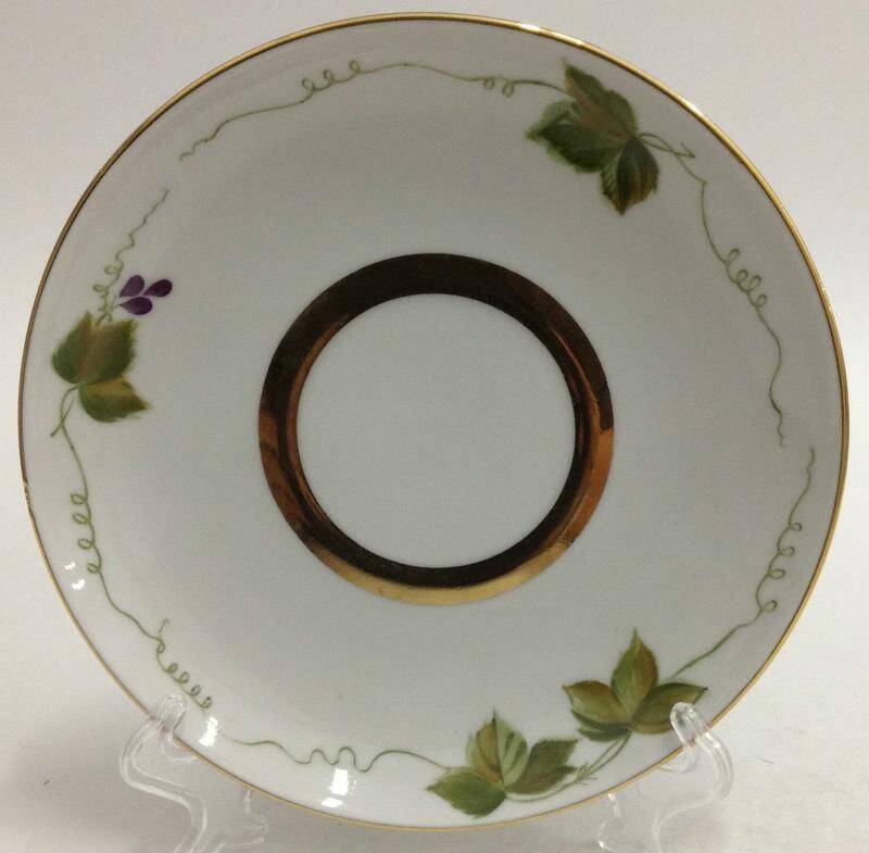 Блюдце белое круглое, с изображением виноградных листьев. Из комплекта чашки чайной с блюдцем Изабелла. Посуда