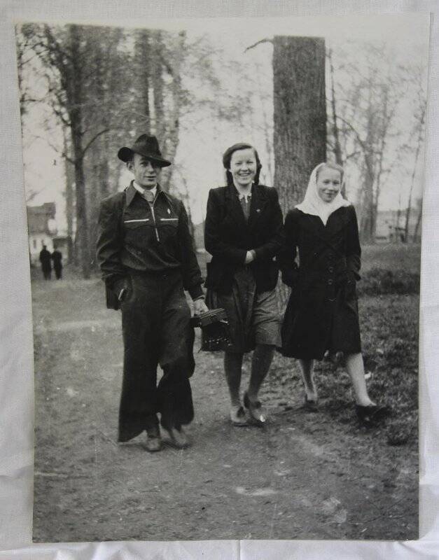 Фотография. «Идём фотографироваться. Наши девочки не с нашим мальчиком. Ростов, парк, 1951 г.».
