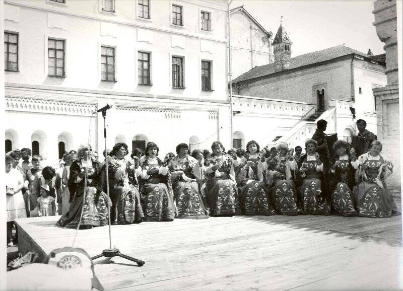 Фотография. Выступление художественной самодеятельности в Ростовском кремле во время фольклорного праздника. Выступает женская вокальная группа РОМЗа.