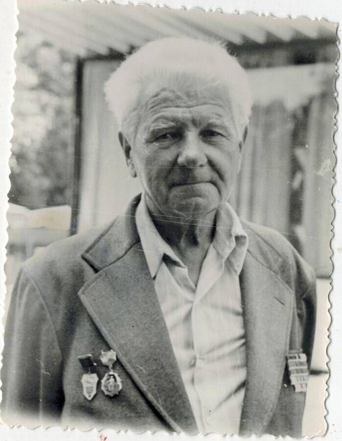 Фото ч/б, седой мужчина в сером пиджаке с медалями. На обороте надпись: Калугин И.Б. 1978. г. Жданов