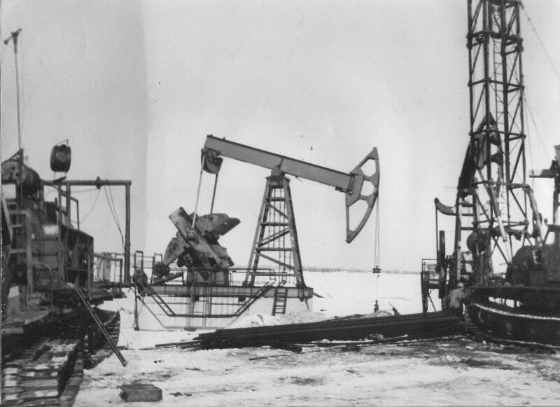 Фотография ч/б. Нефтяные качалки. Фондообразователь: Общественный музей Нефтеюганска