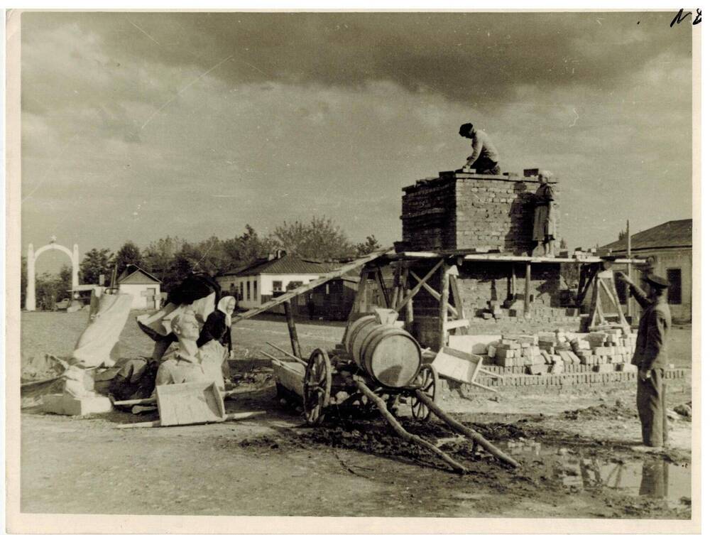 Фото ч/б Строительство в честь открытия сельхозвыставки в 1953 г