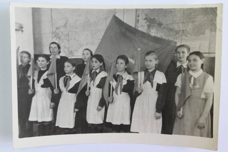 Фото групповое, Капустина Е.П. с классом, село Куралово Верхнеуслонский район 1956-1957 г.г. - подготовка к празднику. Фотография