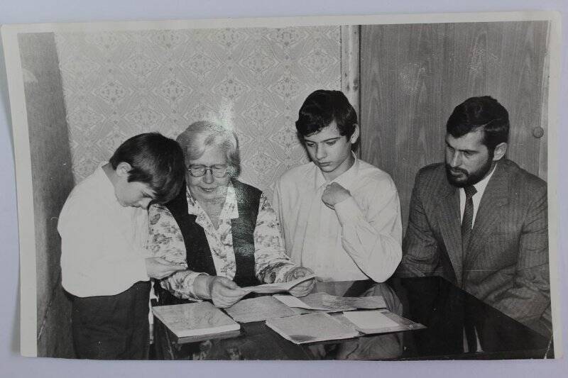 Фото сюжетное, Капустиной Е.П. с сыном и внуками , рассматривают дневники Сережи Дараганова. Фотография